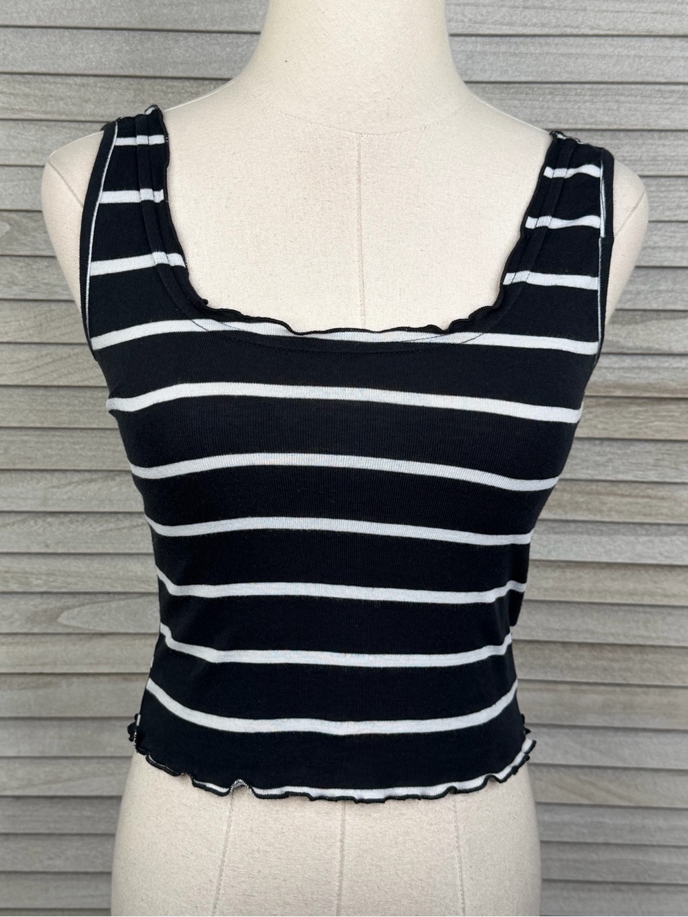 VIOLET MOON Striped Lettuce Edge Cropped Tank Top Black/White-Small